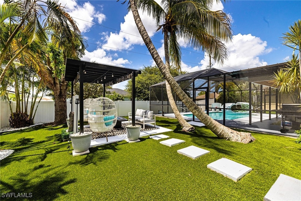 Private Fenced backyard with pergola, astroturf, T