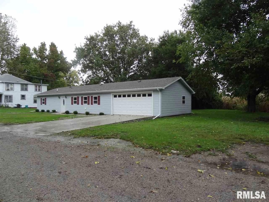 702 Omaha Ave, Lincoln, IL 62656 - photo 1