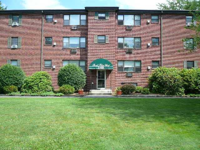 158 Newington Rd unit 303, West Hartford, CT 06110 - photo 1