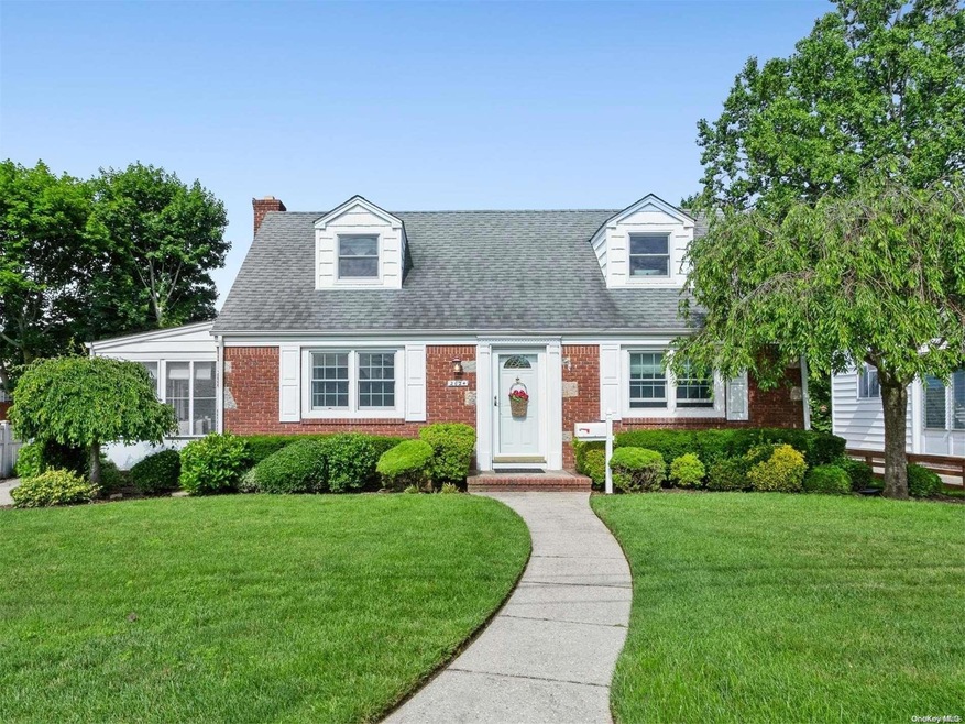 2624 Yorktown St, Oceanside, NY 11572 - photo 1