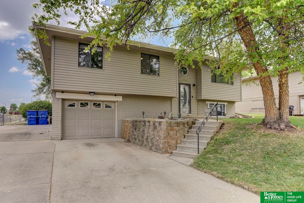 7719 Greenleaf Dr, La Vista, NE 68128