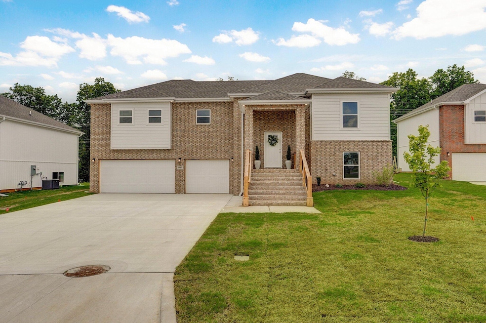 1402 E Command Ct