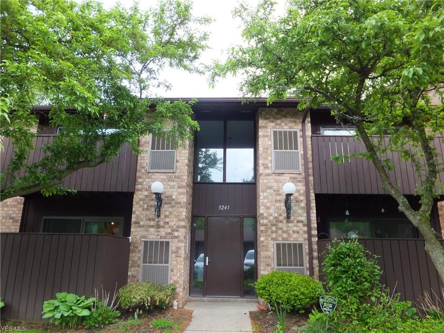 Welcome to 3241 Mayfield Rd.--Burlington Court Condo.  Close to shopping, dining, University Circle.