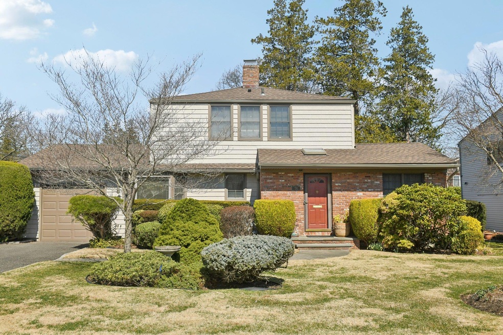 74 Argyle Rd, Albertson, NY 11507 - photo 1