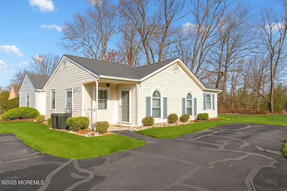 35 Ivy Ridge Close unit 631, Freehold, NJ 07728 - photo 1