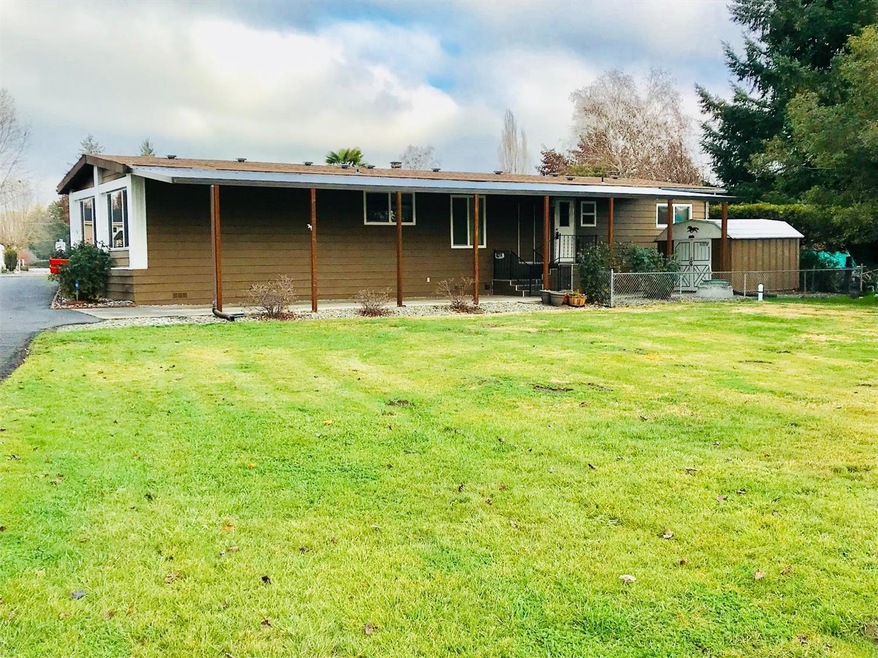 327 Sandlewood Dr, Grants Pass, OR 97526 - photo 1