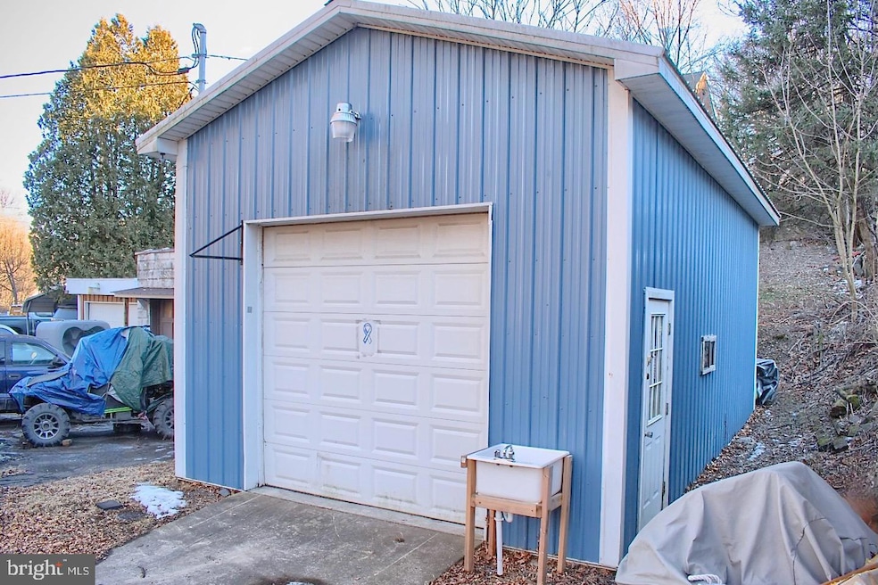 917 E Clay St, Shamokin, PA 17872 - photo 1