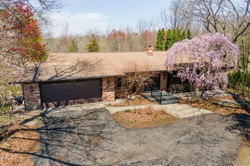 1918 Lone Pine Rd, Bloomfield Hills, MI 48302 - photo 1