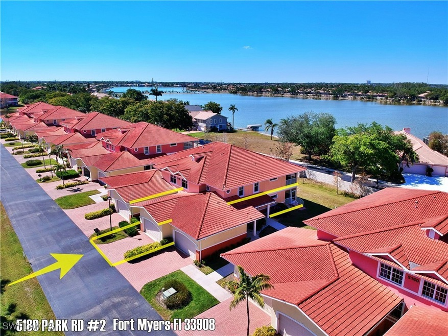 Birds eye view of property featuring a residential