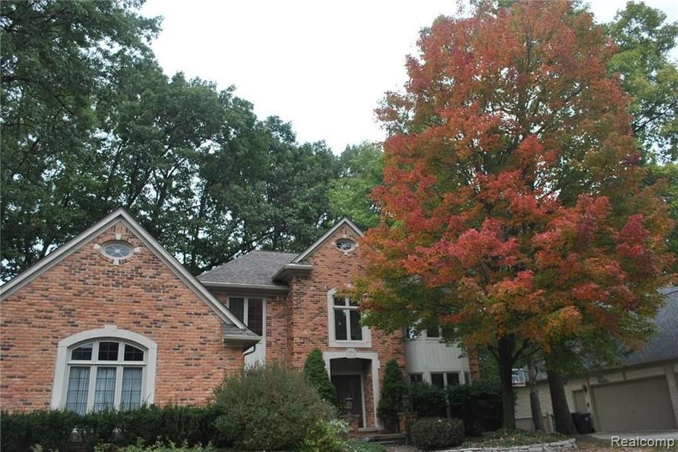 3284 Parkwood Dr, Rochester Hills, MI 48306 - photo 1