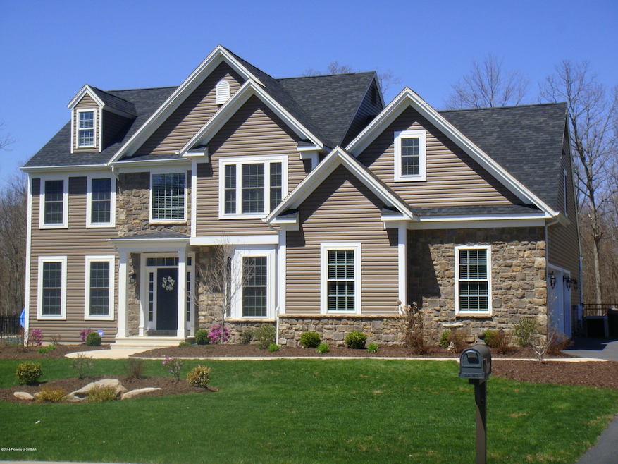 1084 Woodberry Dr, Mountain Top, PA 18707 - photo 1