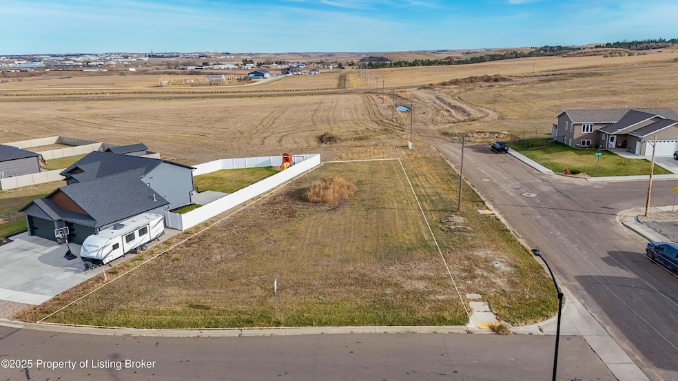 592 River Dr, Dickinson, ND 58601 - photo 1