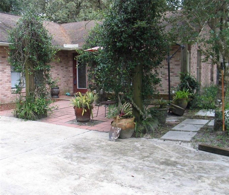 Front Entrance w/patio