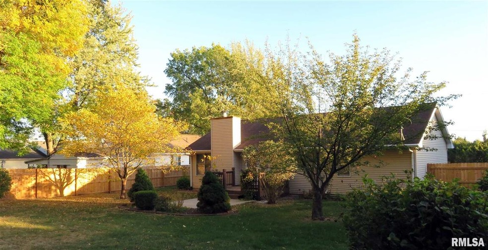 1204 Sherwood Eddy Dr, Jacksonville, IL 62650 - photo 1