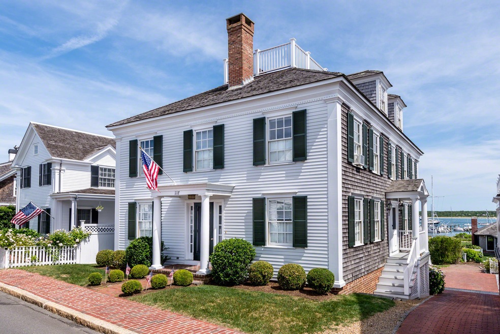 CLASSIC CAPTAIN'S HOME ON EDG HARBOR