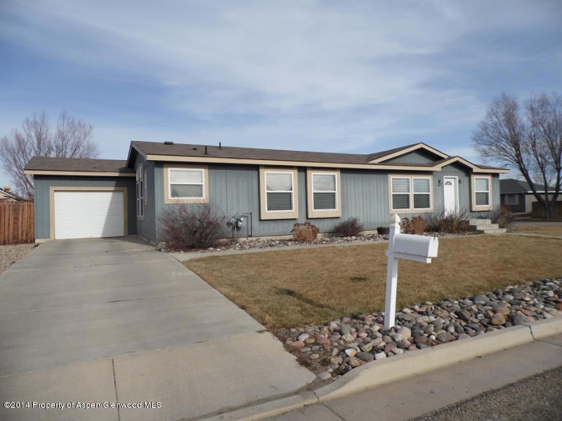 2051 front w garage view (800x600)