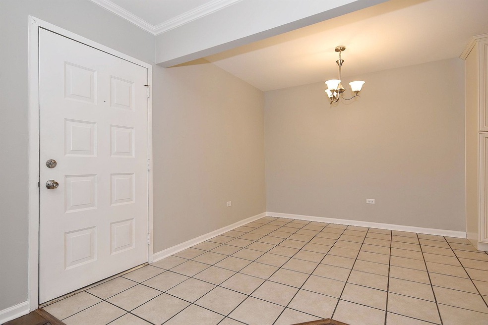 1674 Ishnala Dr unit 202, Naperville, IL 60565 - photo 1