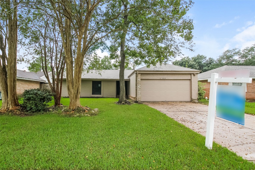 16802 Hibiscus Ln, Friendswood, TX 77546 - photo 1