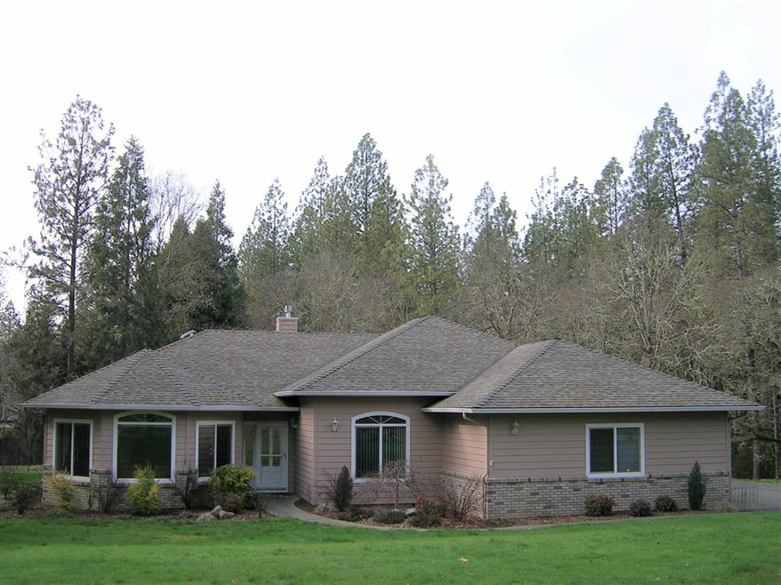 707 Azalea Dr, Grants Pass, OR 97526 - photo 1