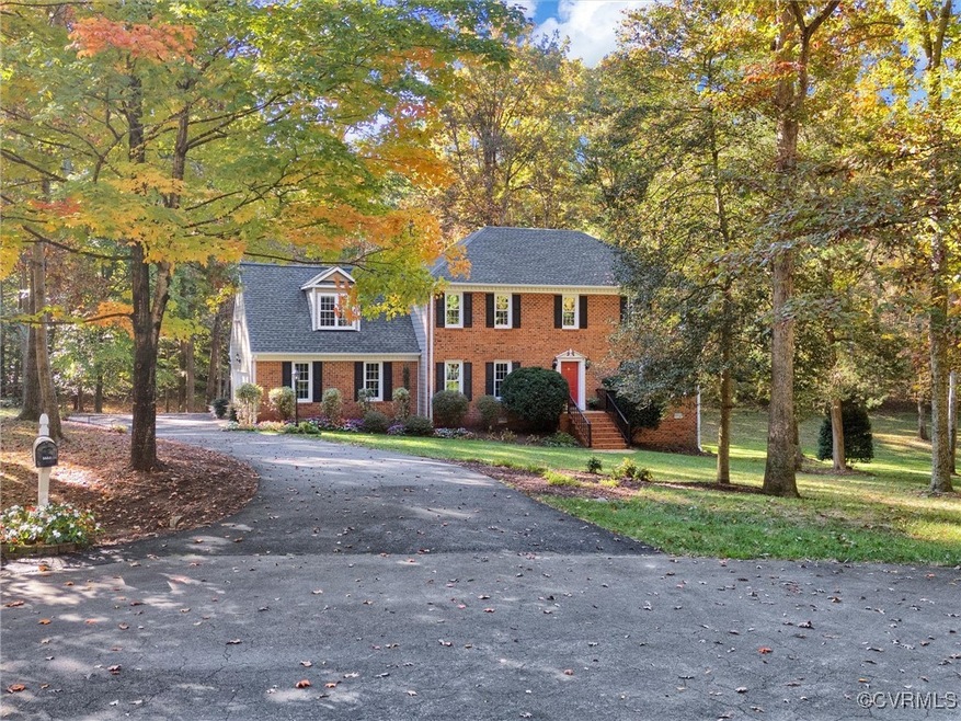Colonial house featuring a front yard
