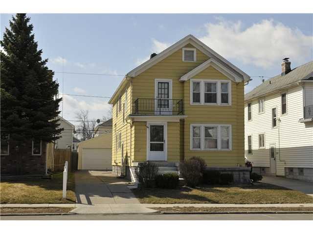 Exterior Front Well maintained 2/2 double in the K