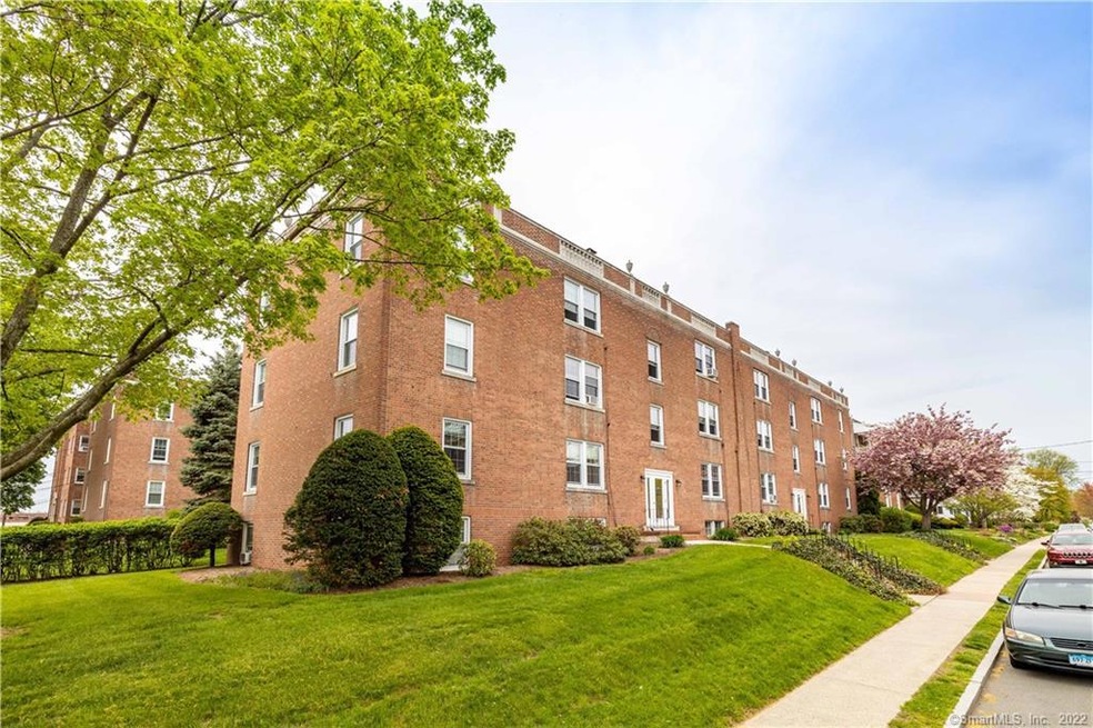 9 Robin Rd unit 9B, West Hartford, CT 06119 - photo 1