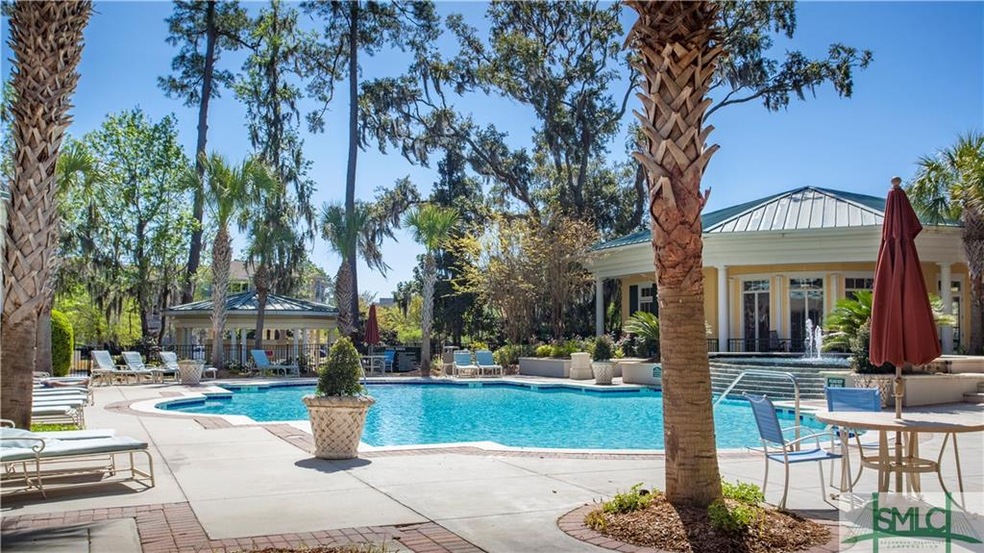 Resort-style pool deck area with clubhouse and gaz