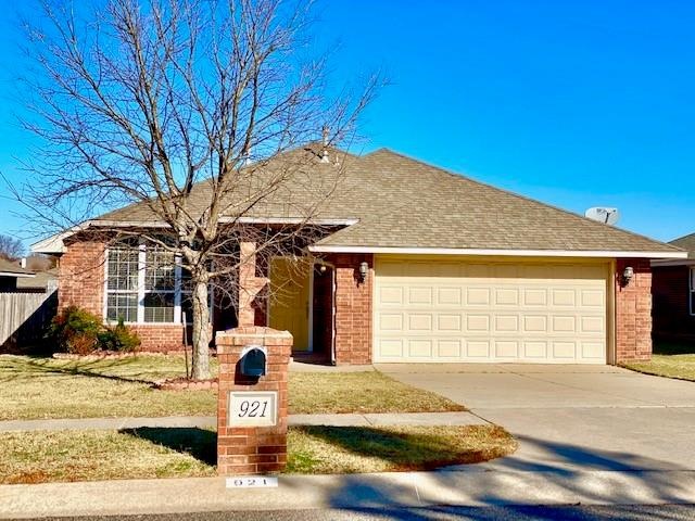 921 Eagle Cliff Dr, Norman, OK 73072 - photo 1