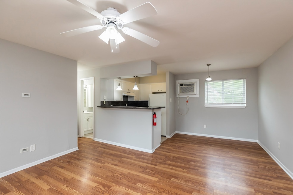 425 Emerson St unit 7, Houston, TX 77006 - photo 1