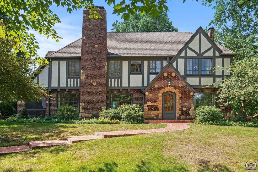 1501 SW Pembroke Ln, Topeka, KS 66604 - photo 1