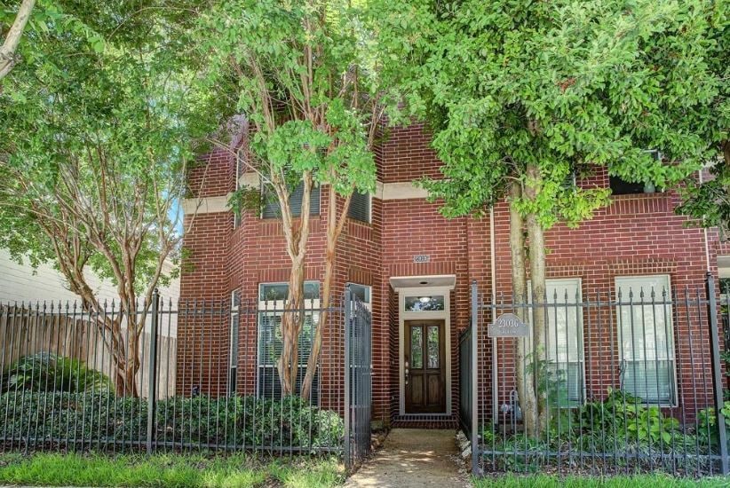 2303 Jackson St. unit G- Private fenced-in front a