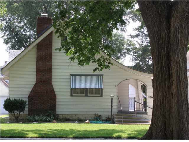 Charming curb appeal! Surrounded by nice houses!