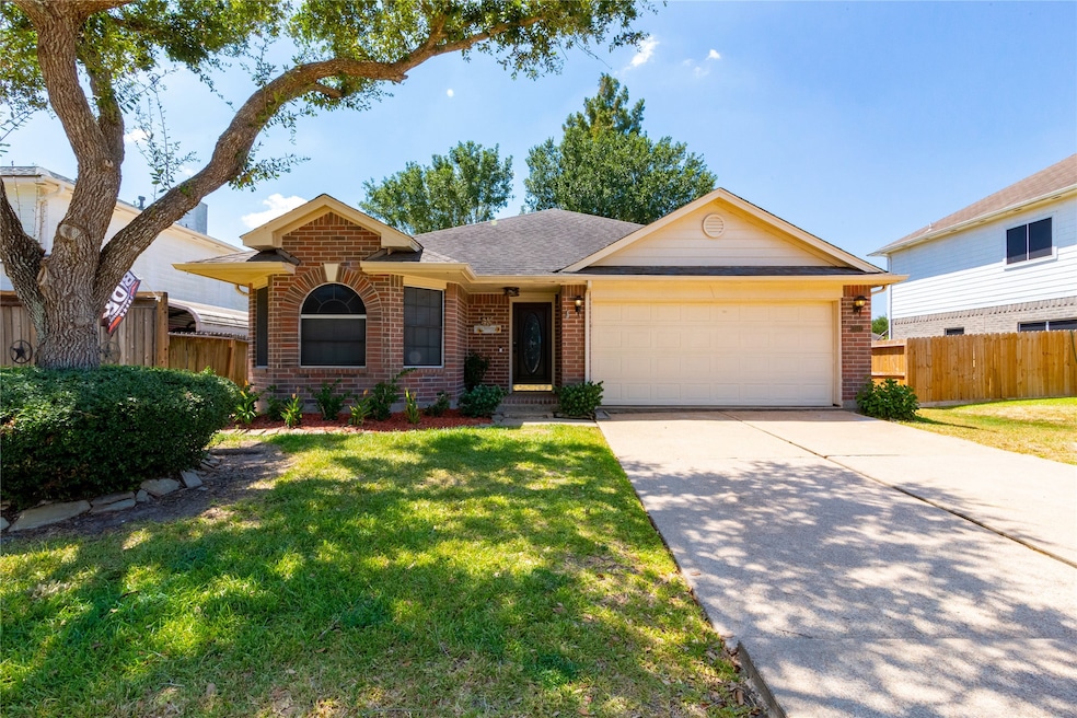 3512 Whitestone Dr, Pearland, TX 77584 - photo 1