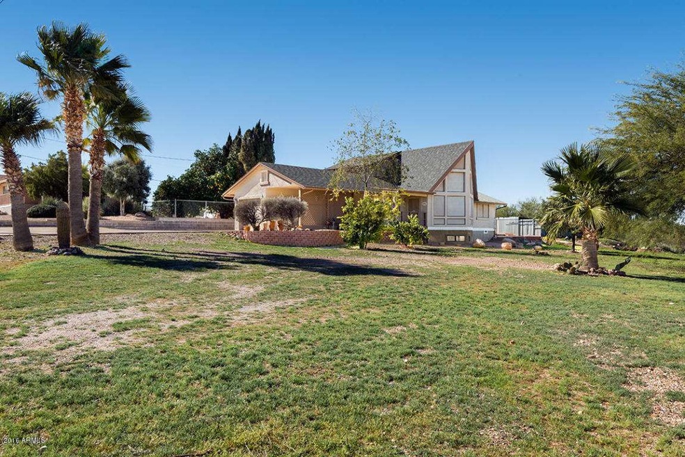 252 Front yard:house view