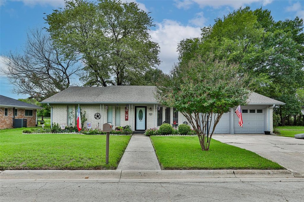 202 Fairfield St, Gainesville, TX 76240 - photo 1