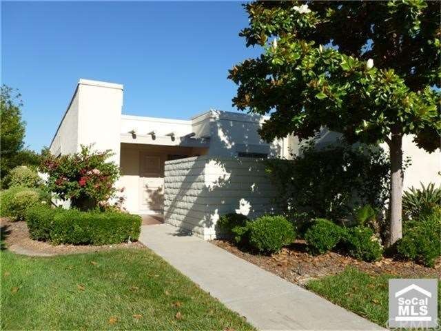 Single level corner unit with front enclosed patio