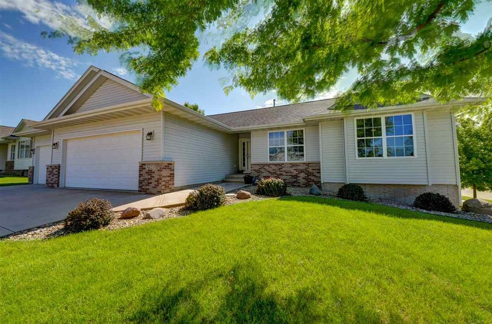 3625 Big Horn Rd SW, Cedar Rapids, IA 52404 - photo 1