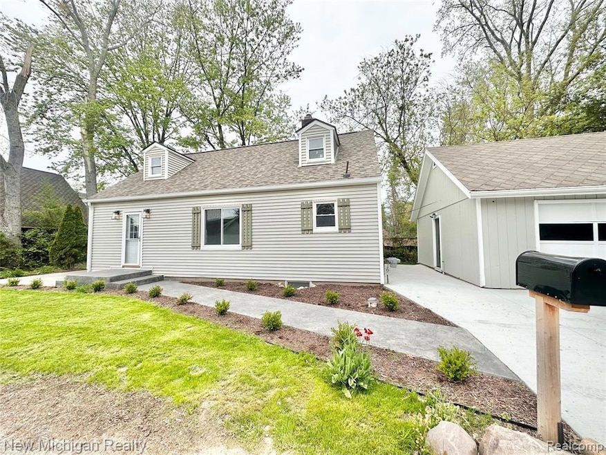 2050 Pine St, Fenton, MI 48430 - photo 1