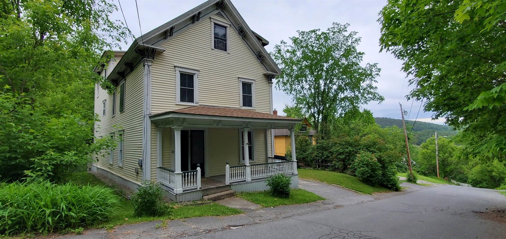 21 Spruce St, Saint Johnsbury, VT 05819 - photo 1