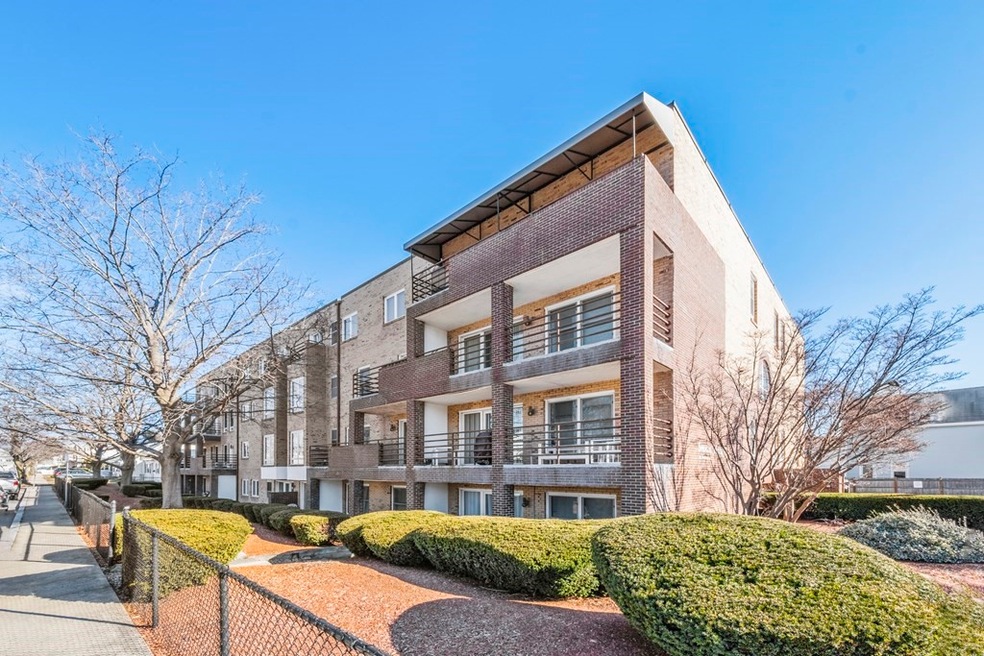 314 Riverside Ave unit 306, Medford, MA 02155 - photo 1