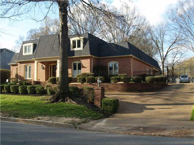 Circulare drive offers plenty of guest parking.
