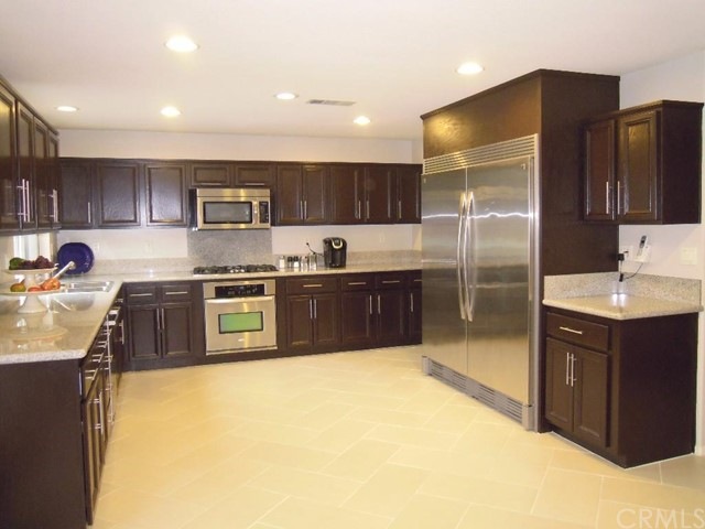 Spectacular kitchen with double-sized refrigerator