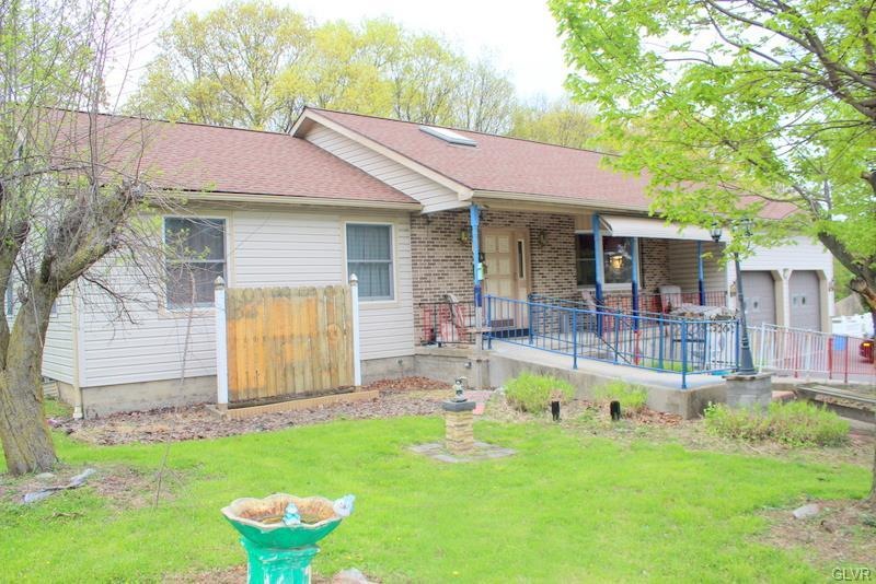 226 Oak St, Pen Argyl, PA 18072 - photo 1