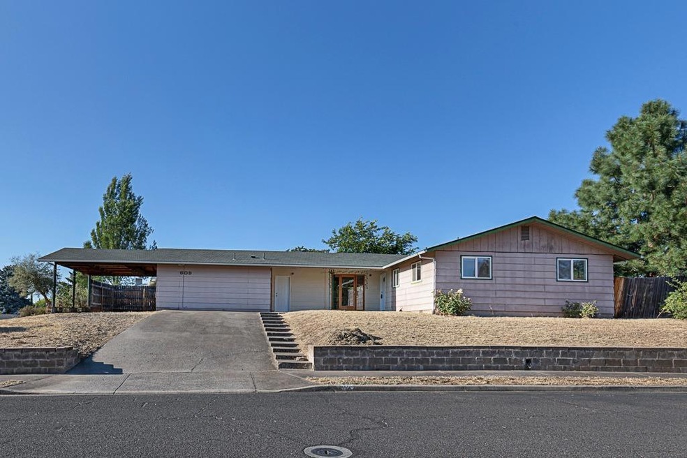 609 Kings Ct, Central Point, OR 97502 - photo 1