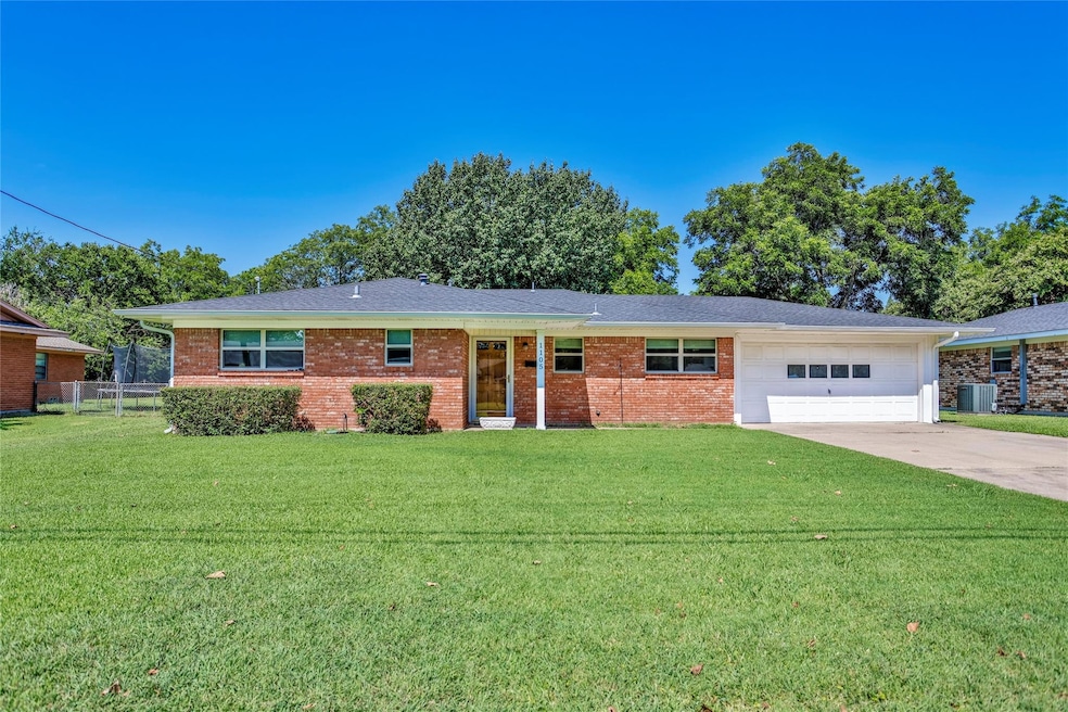 1105 Elmwood St, Gainesville, TX 76240 - photo 1