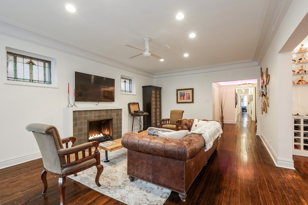 645 W Sheridan Rd unit 2, Chicago, IL 60613 - photo 1