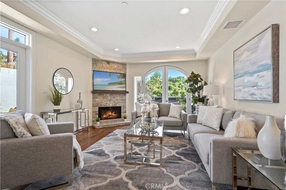 21488 1/2 Arcos Dr, Woodland Hills, CA 91364 - photo 1