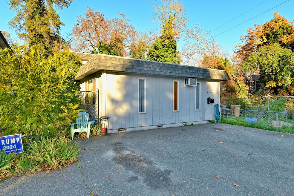 524 NW C St, Grants Pass, OR 97526 - photo 1