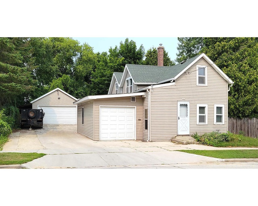 Manitowoc 2-3Bed 2-Bath 2-Garage 2-Shed