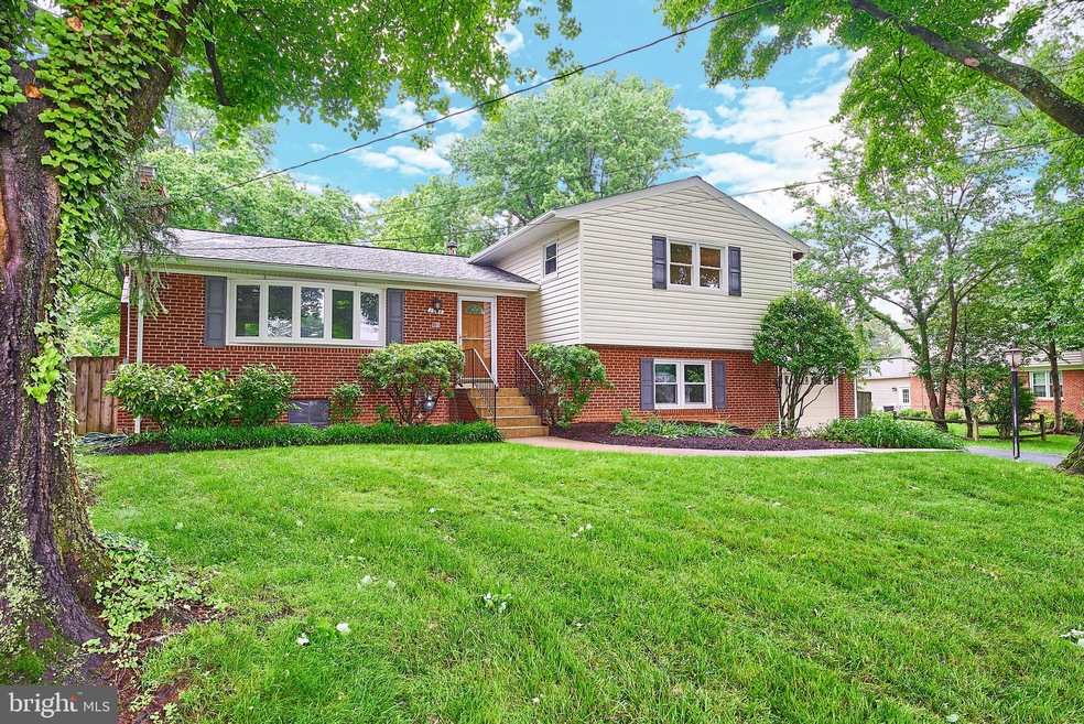 1004 Westwood Dr NE, Vienna, VA 22180 - photo 1